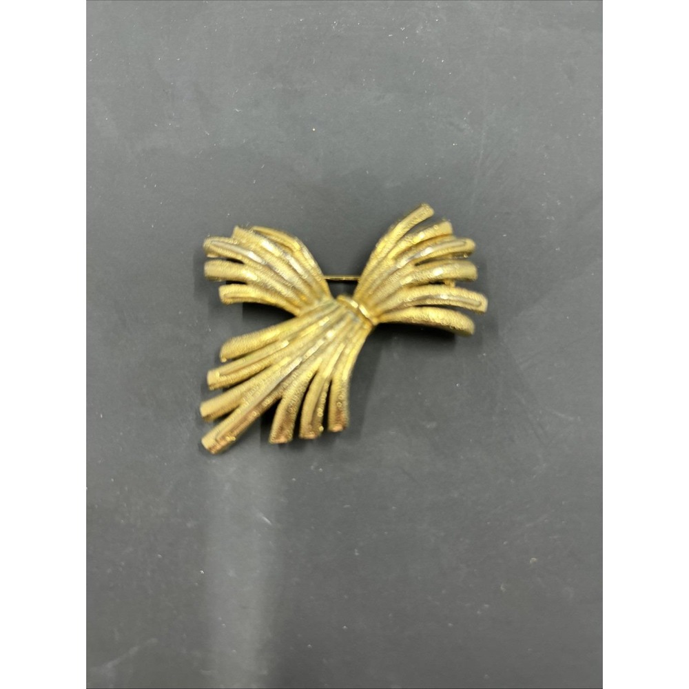 Vintage Gerry's Goldtone Bushel Pin - Picture 1 of 2